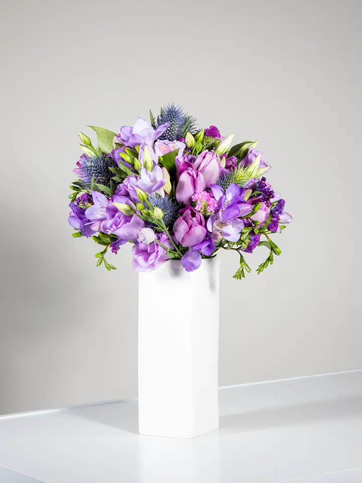 Bouquet viola di tulipani freesie eryngium